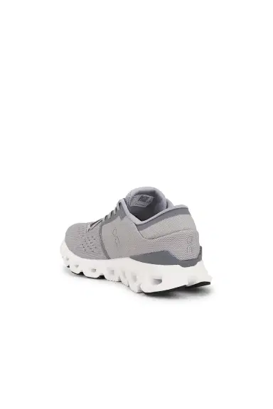ON Cloud x 4 | Thumbnail 5