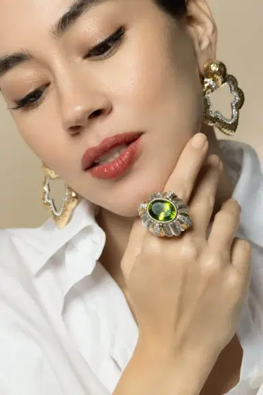 DAVID WEBB Peridot Rock Crystal Carved Ring | Thumbnail 4