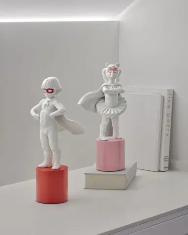 Lladro Hero to Rescue Figurine | Thumbnail 2
