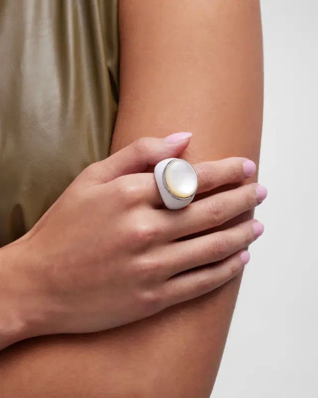 18K White Gold Ring with White Agate Shank, Mother-of-Pearl Cabochon and Diamonds, Size 6-8
