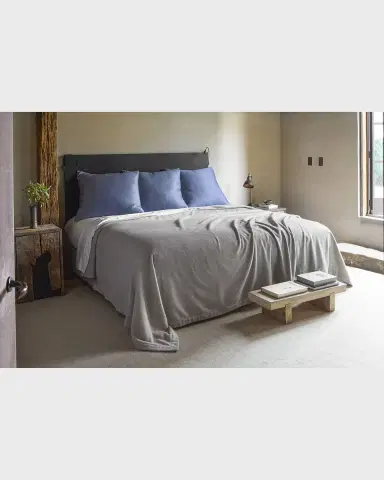 Matouk Venus Cashmere Blanket, KING | Thumbnail 2 Matouk Venus Cashmere Blanket, KING | Thumbnail 2
