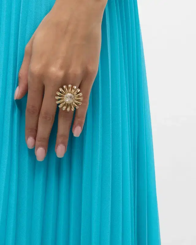 18K Yellow Gold Chubby Sunflower Diamond Ring, Size 6