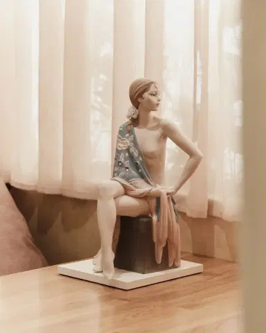 Lladro Nude Lady With Shawl Statue | Thumbnail 4