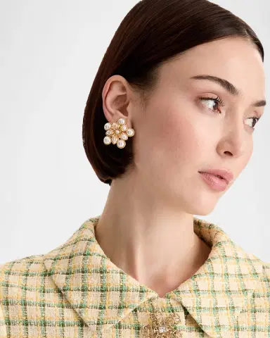 Oscar de la Renta Pearly Flower Small Clip-On Earrings | Thumbnail 3