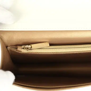 Chanel Preowned Chanel Small Chic Pearls Flap Bag White Calfskin Antique Gold Hardware | Thumbnail 9