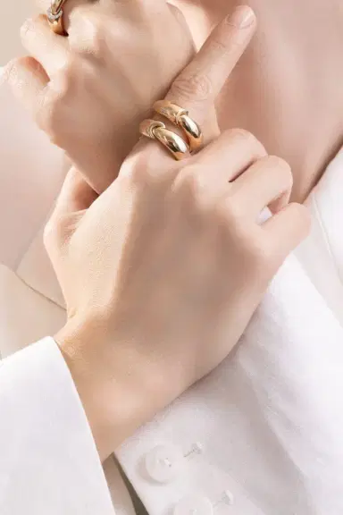 Vhernier Midi Calla Ring | Thumbnail 4