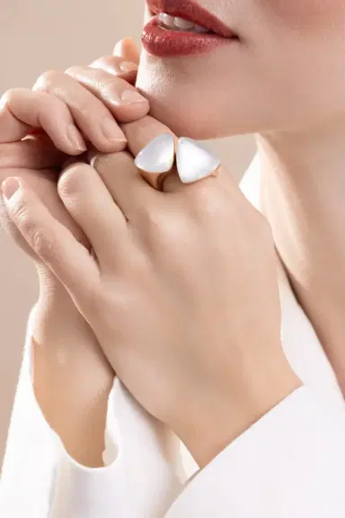 Vhernier Rock Crystal Pearl Freccia Ring | Thumbnail 2