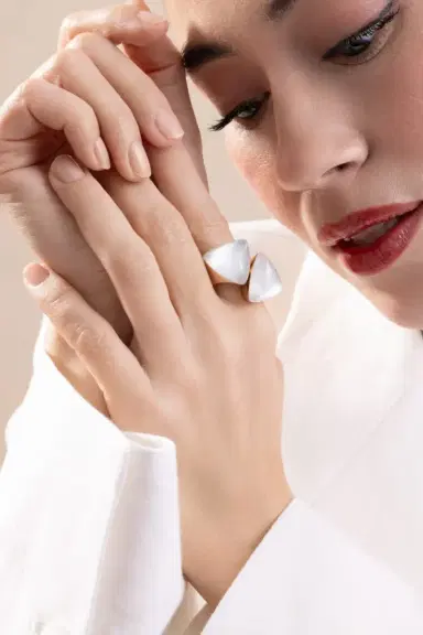 Vhernier Rock Crystal Pearl Freccia Ring | Thumbnail 3