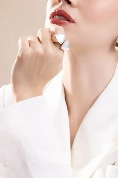 Vhernier Rock Crystal Pearl Freccia Ring | Thumbnail 4
