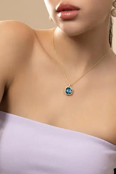GOSHWARA London Blue Topaz Asscher Gossip Pendant Necklace | Thumbnail 3
