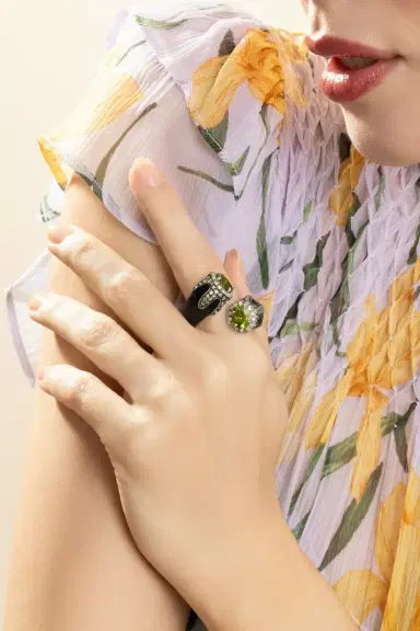 ANDREOLI Peridot Black Bypass Ring | Thumbnail 3