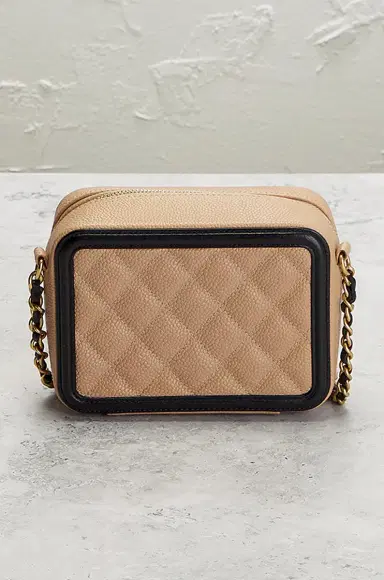 Chanel Chanel Filigree Chain Vanity Clutch | Thumbnail 3 Chanel Chanel Filigree Chain Vanity Clutch | Thumbnail 3