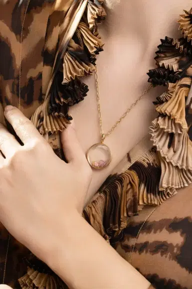 LOQUET Round Large Locket Figaro Chain Necklace | Thumbnail 4