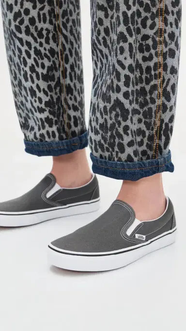 Vans U Classic Slip On Unisex Sneakers | Thumbnail 3