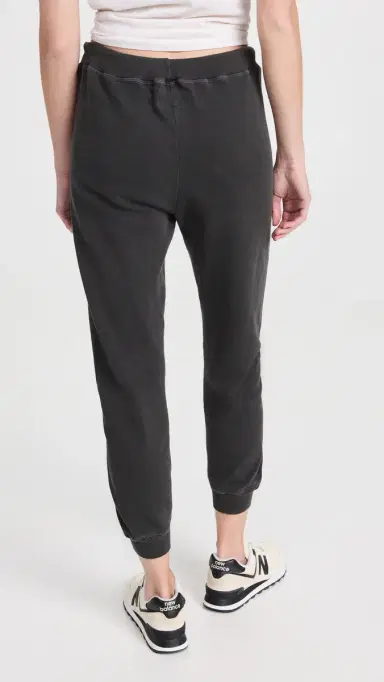 THE GREAT. The Cropped Sweatpants Washed Black | Thumbnail 3