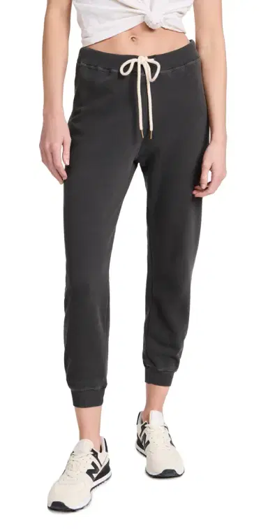 THE GREAT. The Cropped Sweatpants Washed Black | Thumbnail 1