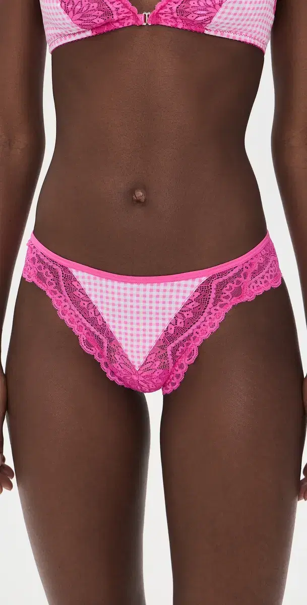 Amara Thong trawberry Gingham
