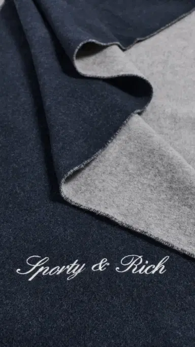 Sporty & Rich Signature Logo Duo Scarf Light Grey/Navy One Size | Thumbnail 4