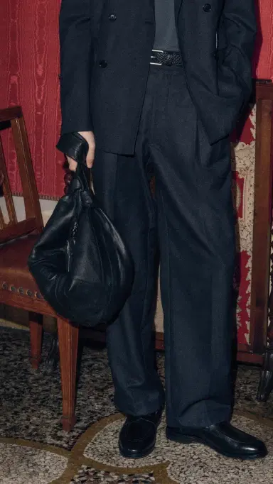 Lemaire Large Croissant Bag Black One Size | Thumbnail 3
