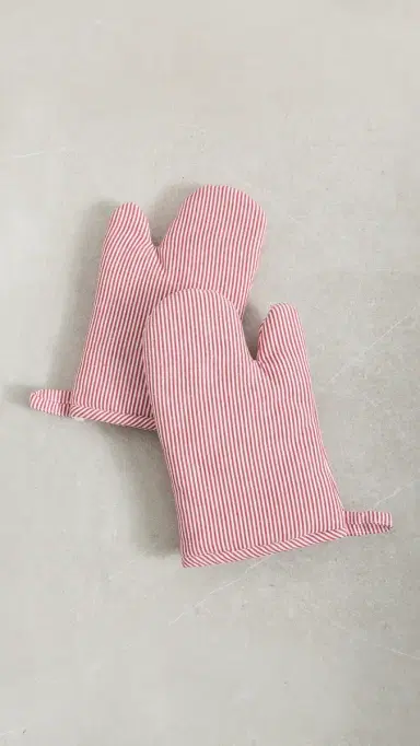 Weezie Oven Mitts Pair Red Stripe One Size | Thumbnail 2 Weezie Oven Mitts Pair Red Stripe One Size | Thumbnail 2