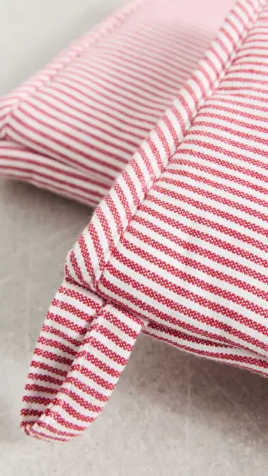 Weezie Oven Mitts Pair Red Stripe One Size | Thumbnail 4 Weezie Oven Mitts Pair Red Stripe One Size | Thumbnail 4