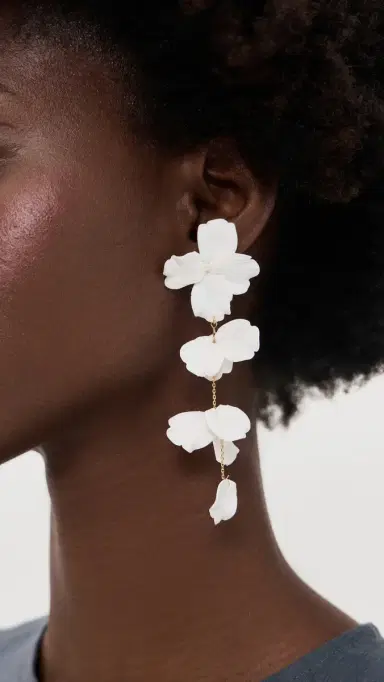 SHASHI Gardenia Earrings White One Size | Thumbnail 3