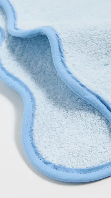 Weezie Scallop Bath Towel | Thumbnail 3