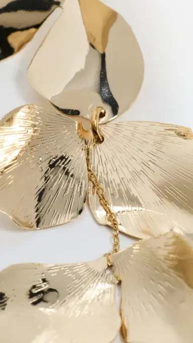 SHASHI Ruellia Large Earrings Gold One Size | Thumbnail 4
