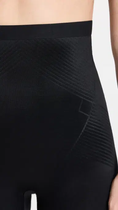 Spanx shape Invisible High-Waisted Mid-Thigh Short Very Black | Thumbnail 5