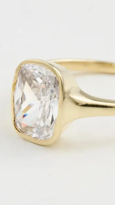 Shashi Signet Ring Gold | Thumbnail 4