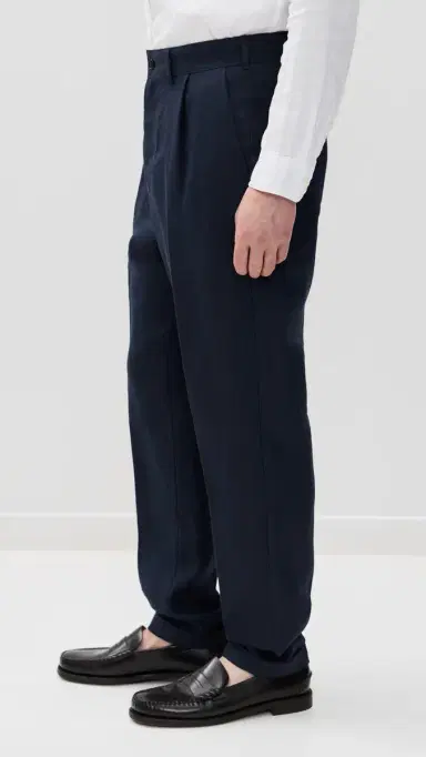 Alex Mill Standard Pleated Pants In Linen Navy 32 | Thumbnail 4