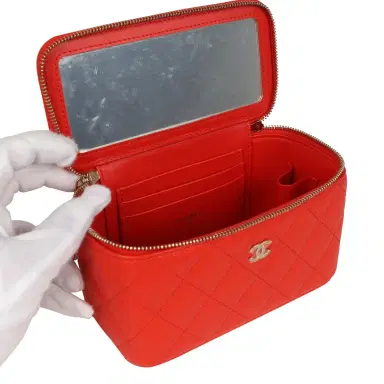 Chanel Chanel Small Classic Vanity Case Red Shiny Caviar Light Gold Hardware | Thumbnail 8 Chanel Chanel Small Classic Vanity Case Red Shiny Caviar Light Gold Hardware | Thumbnail 8