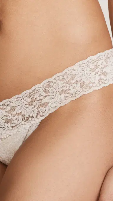 Hanky Panky Petite Signature Lace Low Rise Thong Chai One Size | Thumbnail 4