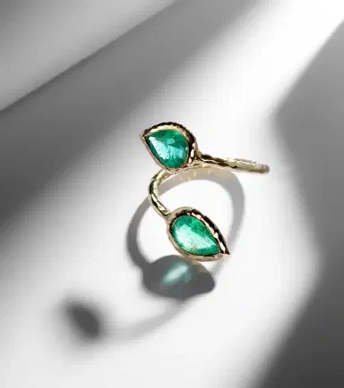 Octavia Elizabeth Moi and Toi 18kt gold ring with emeralds | Thumbnail 4