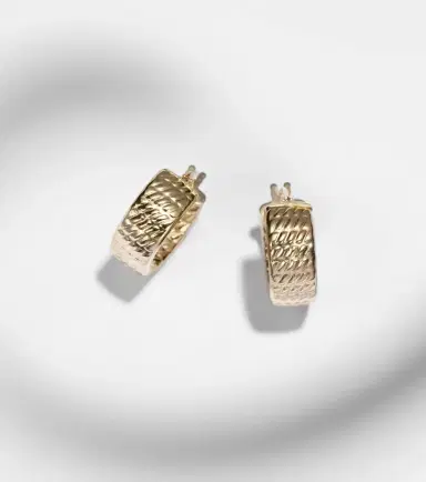 STONE AND STRAND Le Groove 14kt gold hoop earrings | Thumbnail 5 STONE AND STRAND Le Groove 14kt gold hoop earrings | Thumbnail 5