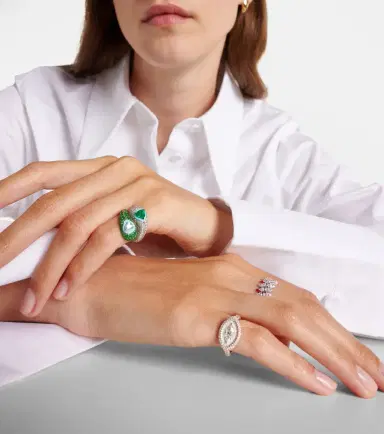 Kamyen Ying Yang 18kt white gold and enamel ring with emeralds and diamonds | Thumbnail 3