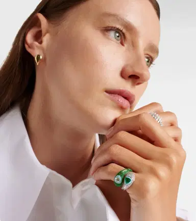 Kamyen Ying Yang 18kt white gold and enamel ring with emeralds and diamonds | Thumbnail 4