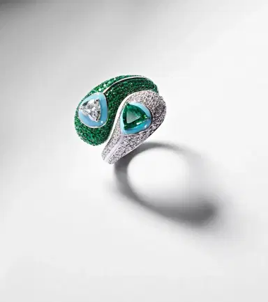 Kamyen Ying Yang 18kt white gold and enamel ring with emeralds and diamonds | Thumbnail 5
