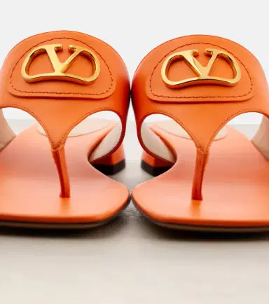 Valentino Garavani VLogo Signature leather thong sandals | Thumbnail 3