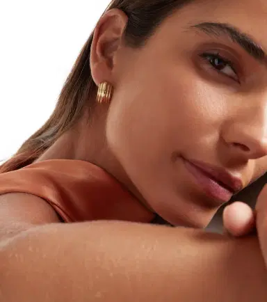 STONE AND STRAND Serge 10kt gold hoop earrings | Thumbnail 2 STONE AND STRAND Serge 10kt gold hoop earrings | Thumbnail 2