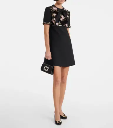 Roger Vivier Très Vivier embellished patent leather pumps | Thumbnail 2