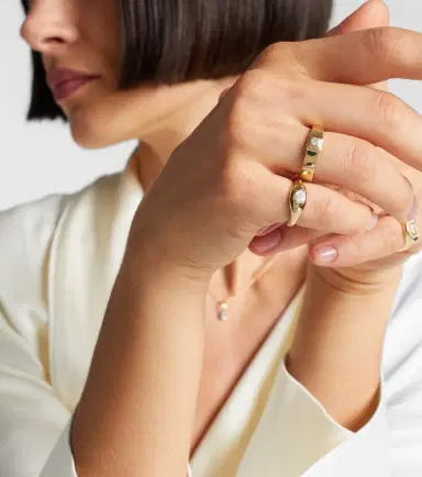 STONE AND STRAND Essential 14kt gold pinky ring with diamonds | Thumbnail 4 STONE AND STRAND Essential 14kt gold pinky ring with diamonds | Thumbnail 4