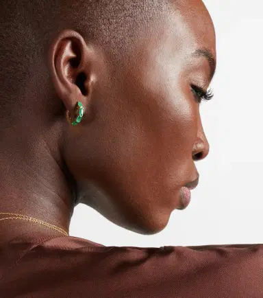 SHAY JEWELRY 18kt gold huggie earrings with emeralds | Thumbnail 4