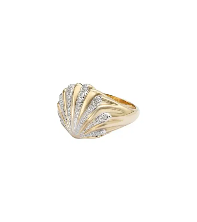 Yvonne Leon Yvonne Léon Chevalière Coquillage 18kt gold ring with diamonds