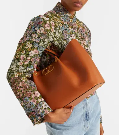 Valentino Garavani VLogo Medium leather tote bag | Thumbnail 6 Valentino Garavani VLogo Medium leather tote bag | Thumbnail 6