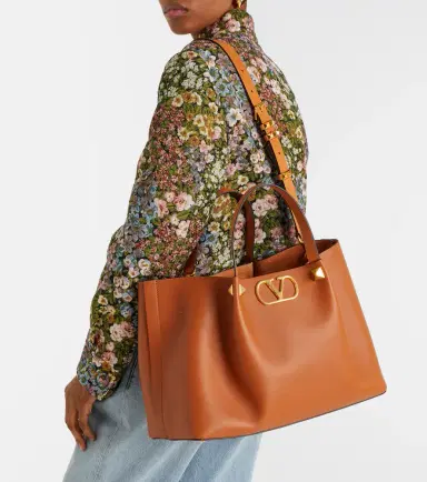 Valentino Garavani VLogo Medium leather tote bag | Thumbnail 7 Valentino Garavani VLogo Medium leather tote bag | Thumbnail 7
