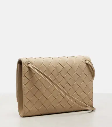 Bottega Veneta Andiamo leather pouch with strap | Thumbnail 3