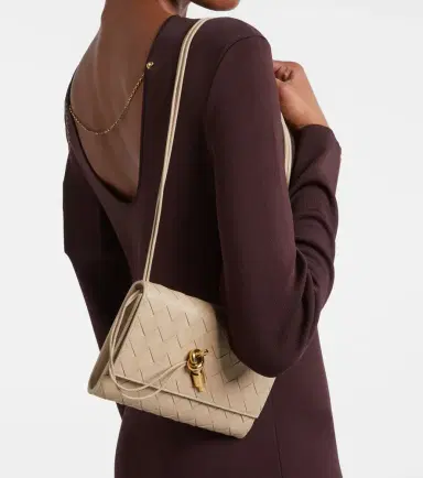 Bottega Veneta Andiamo leather pouch with strap | Thumbnail 6