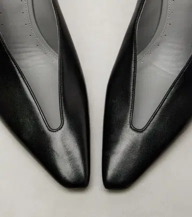Balenciaga Duchesse leather pumps | Thumbnail 3
