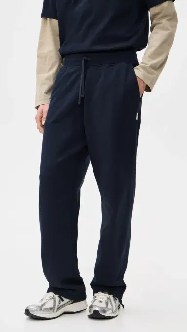 REIGNING CHAMP Mid-Weight Terry Relaxed Sweatpants | Thumbnail 2 REIGNING CHAMP Mid-Weight Terry Relaxed Sweatpants | Thumbnail 2